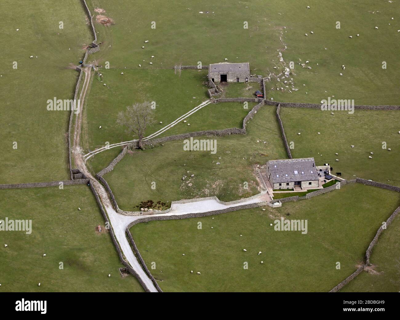 Luftaufnahme der Landschaft Dales mit Scheune und Stallumbau Stockfoto