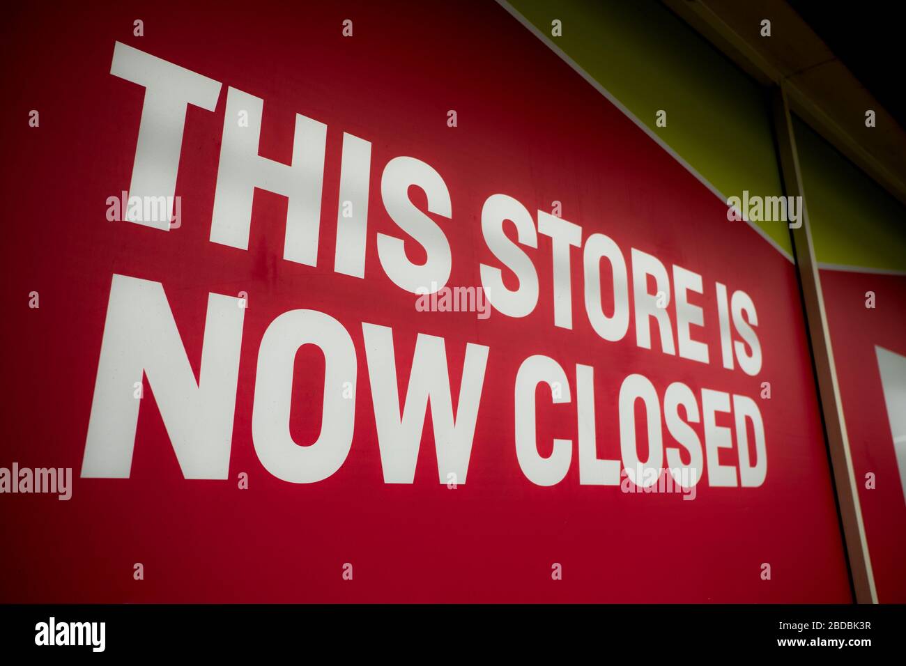 "Dieses Geschäft hat geschlossen", Schild im UK High Street Shop Stockfoto