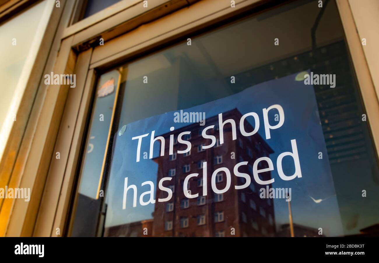 Schild "dieser Shop hat geschlossen" im UK High Street Shop Stockfoto