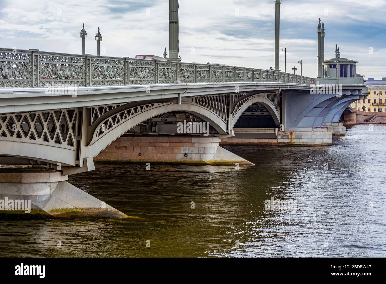 Sankt Petersburg, Blagoveshchensky-Brücke über den Fluss Neva, ein Fragment, ein trübes Sommertag Stockfoto