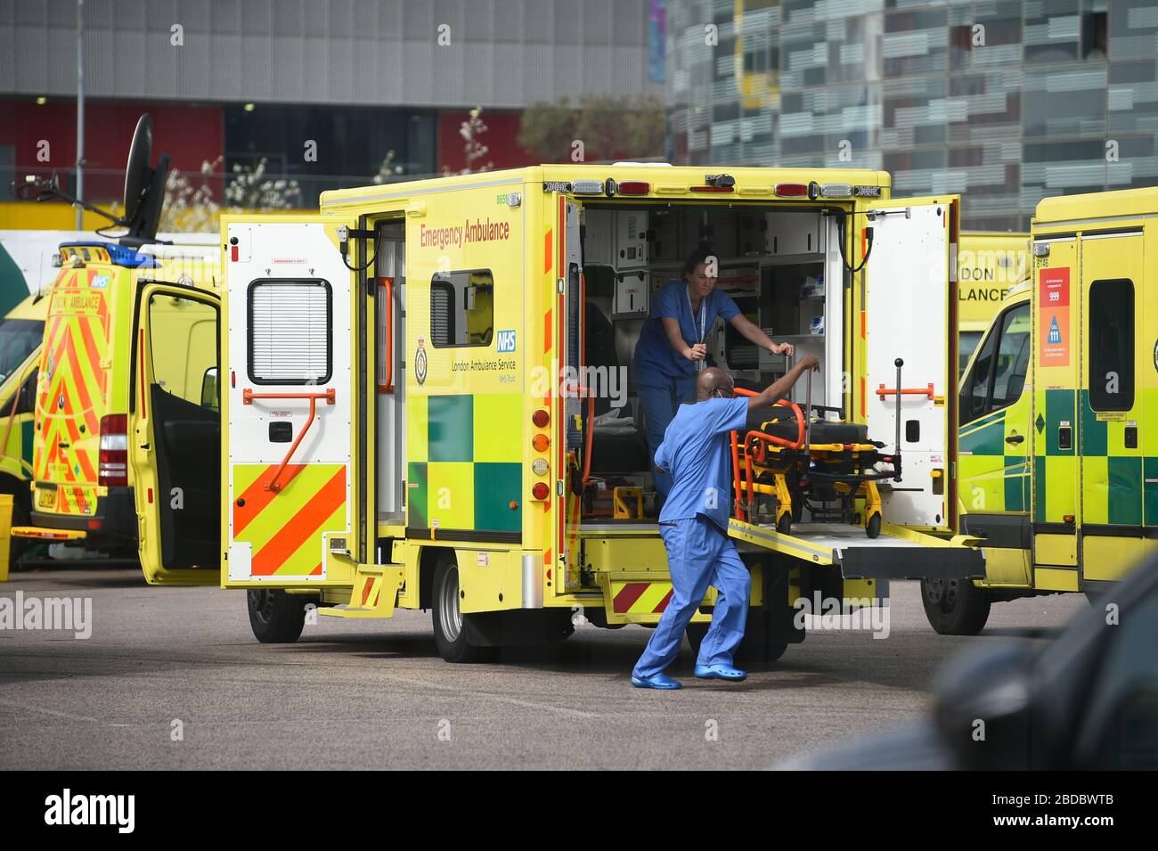 Medizinisches Personal übt das Be- und Entladen einer Bahre aus einem Krankenwagen außerhalb des NHS Nightingale Hospital im Excel Center in London, einem temporären Krankenhaus mit 4000 Betten, das für die Behandlung von Covid-19-Patienten eingerichtet wurde. Stockfoto