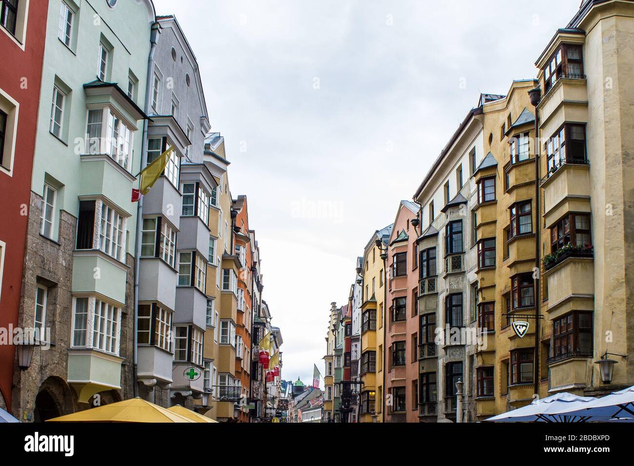 Innsbruck, Österreich - 12. August 2019: Bunte Gebäude in der Innenstadt von Innsbruck, Österreich. Stockfoto