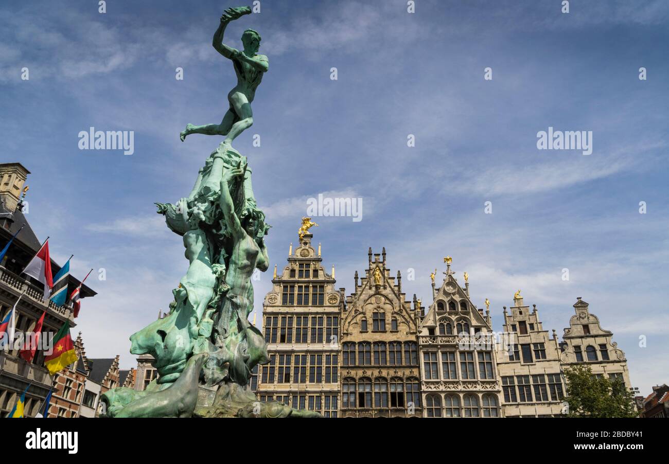 Blick auf einen Teil des Rathausplatzes in der belgischen Stadt Antwerpen mit einer Statue und flämischen Gebäuden. Stockfoto