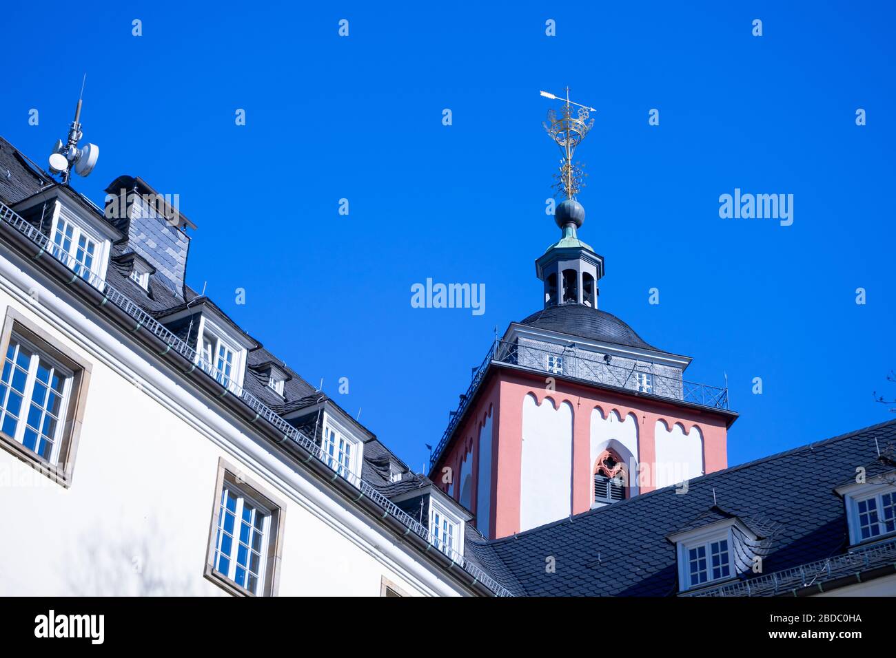 Die Nikolaikirche in der Stadt der Single, eingerahmt mit dem Rathhaus in blauem Himmel, NRW, Deutschland. Stockfoto