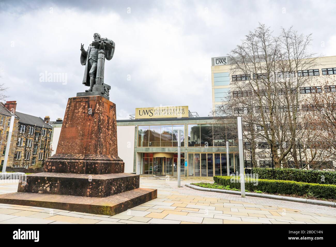 Der Eingang zur University of the West of Scotland, Paisley mit der Statue von John Witherspoon, einem Minister in Paisley im 18. Jahrhundert und Stockfoto