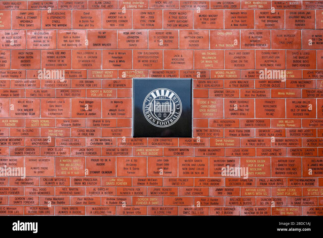 Details aus der Mauer der Steine im St. Mirren Football Club, wo Anhänger einen Stein gekauft haben und zum finanziellen Wohlbefinden ihres lo beigetragen haben Stockfoto