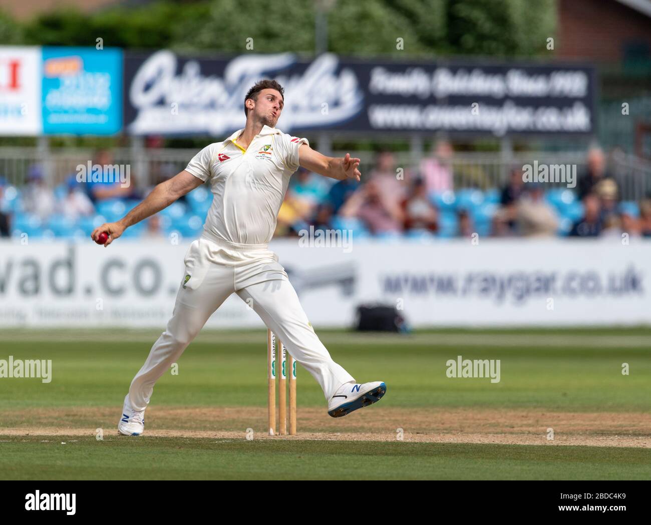 Mitchell Marsh Bowling für die Australian Touring Side gegen Derbyshire im Derbyshire County Cricket Club, 29. August 2019 Stockfoto