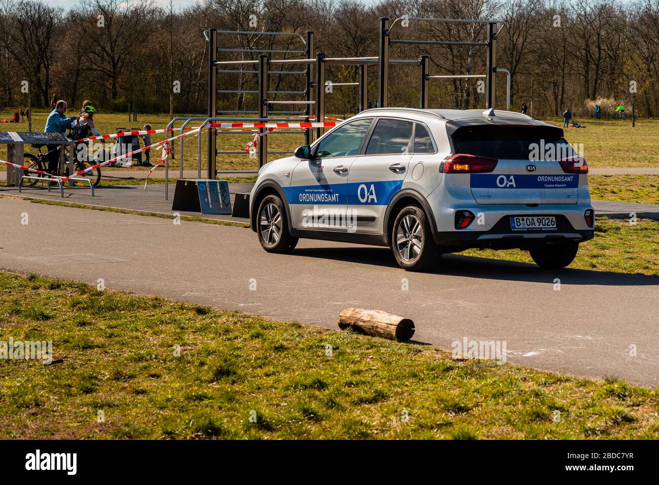 Ein Auto der Berliner Regulierungsbehörde steht in einem Park. Die Inschrift auf dem Auto übersetzt: Regulatory Office, Ordnungsamt Berlin Deutschland in einem Park Stockfoto