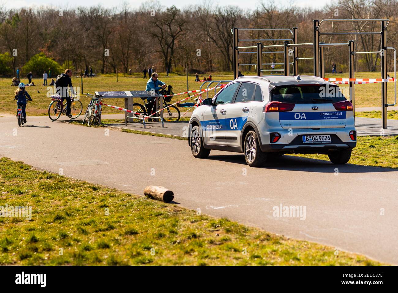 Ein Auto der Berliner Regulierungsbehörde steht in einem Park. Die Inschrift auf dem Auto übersetzt: Regulatory Office, Ordnungsamt Berlin Deutschland in einem Park Stockfoto