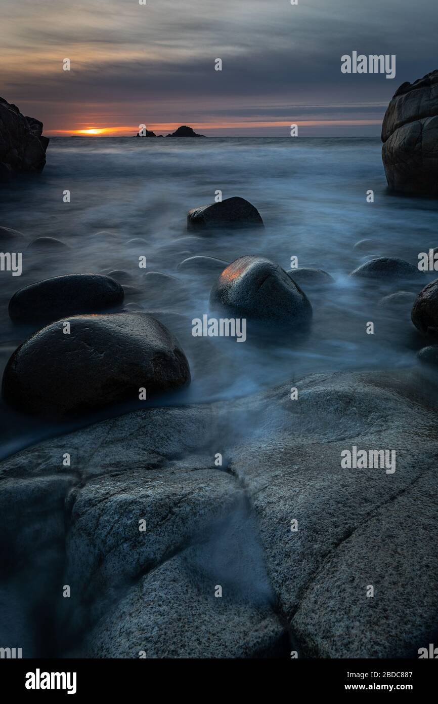 Sonnenuntergang über den runden Felsen von Porth Nanven Stockfoto