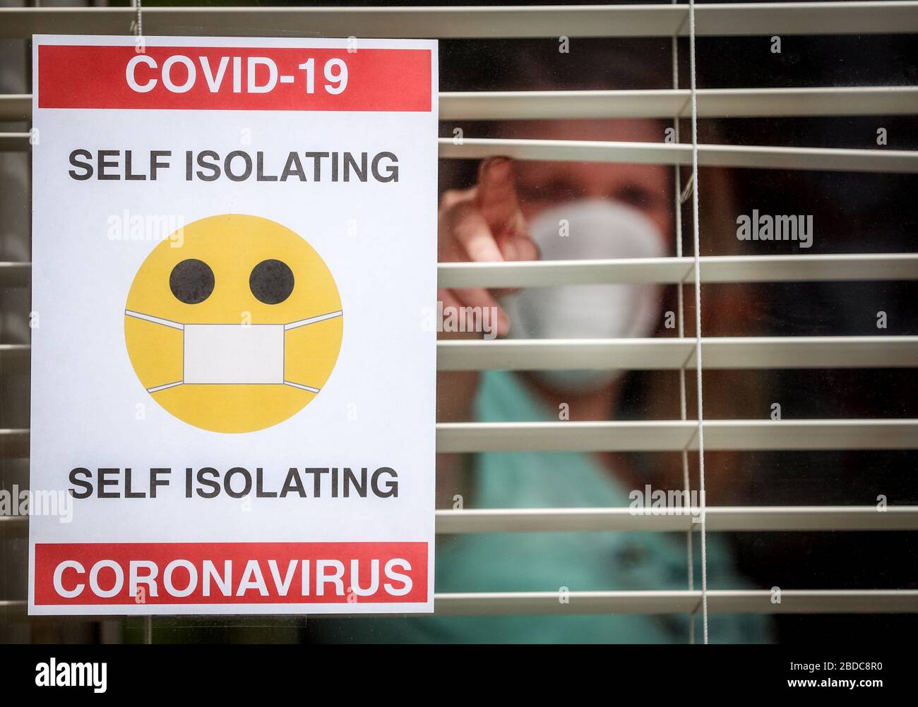 Eine Frau in Selbstisolation zu Hause in Großbritannien während der Coronavirus Covid 19-Pandemie. Stockfoto