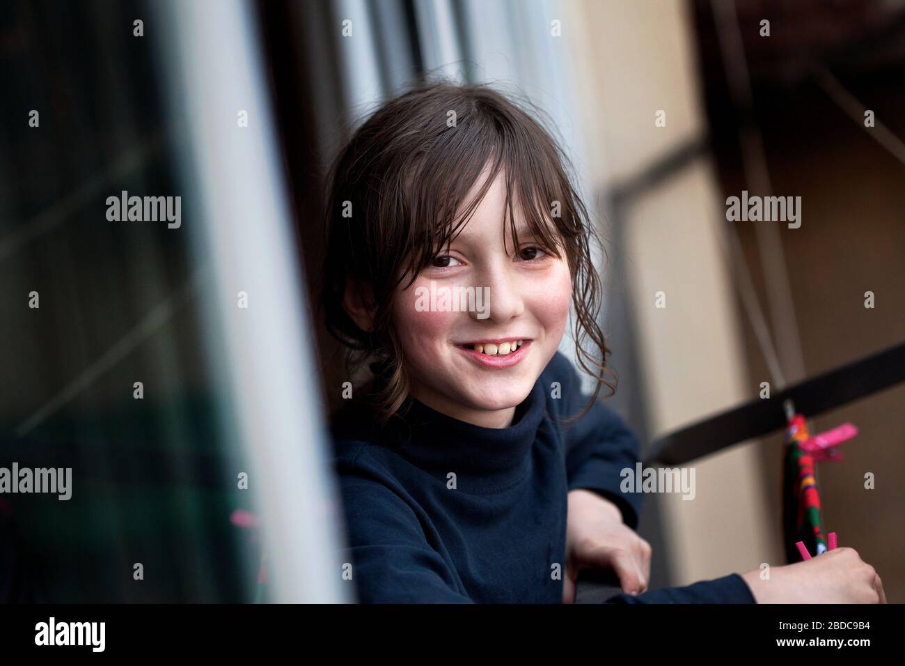 Der 11-jährige spanische Junge, der sich während des Lockdowns bereit gemacht hat, sich für die Mitarbeiter im Gesundheitswesen zu klatschen. Stockfoto