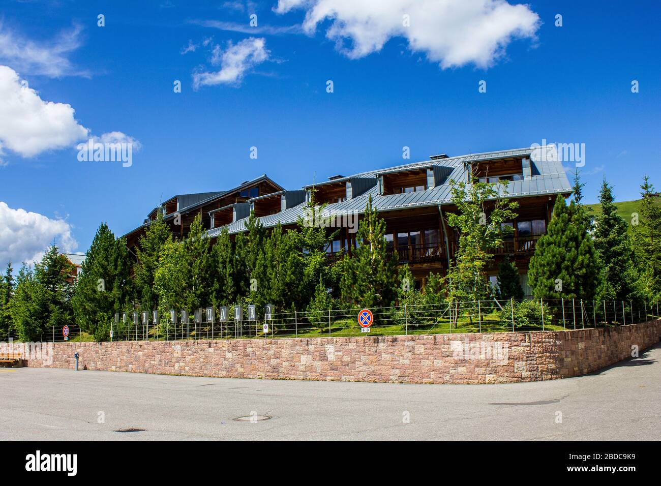 Seiser Alm, Italien - 14. August 2019: Hotel Seiser Alm Urthaler in Compaccio. Stockfoto