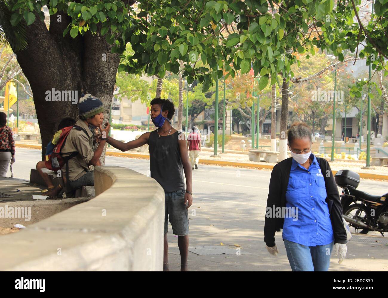 Caracas, Venezuela 31. März 2020: Obdachlose Kinder in Caracas während einer Kovid-19-Pandemie. Da sich das Coronavirus in Venezuela ausbreitet, sind unbeherbergte Menschen Stockfoto