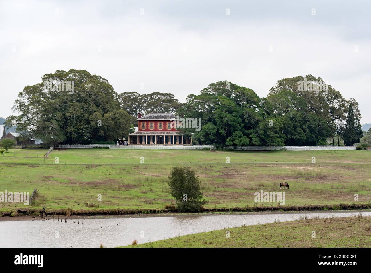 Das Tocal Homestead ist ein aus dem Jahr 1845 entworfenes, spätes Georgian/Regency Revival gerendertes Sandstock-Backstein, zweistöckiges Gehöft, mit Verandahs auf drei Seiten. Stockfoto