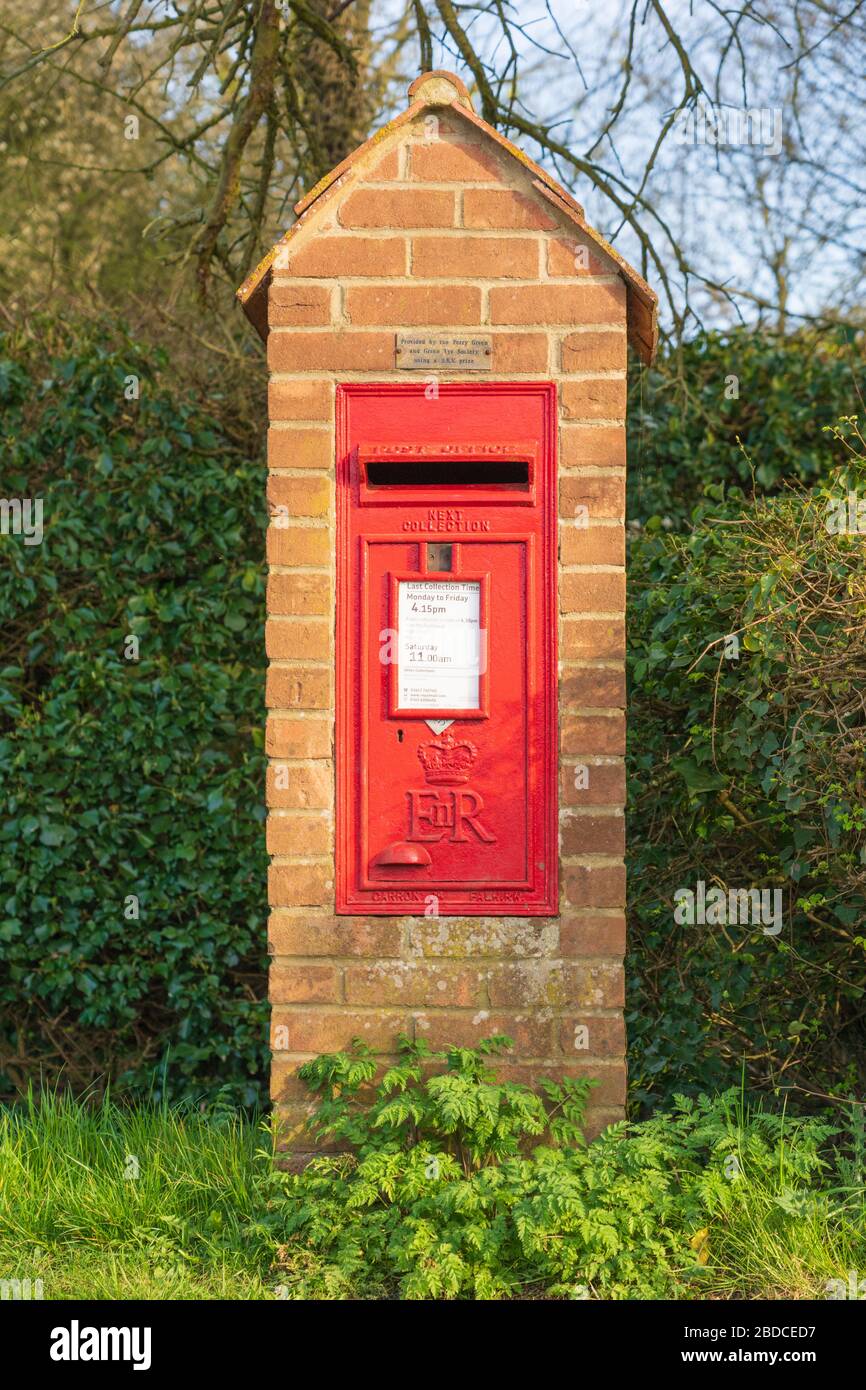 Postkasten im Dorf in Ziegelpfosten bei Perry Green, Much Hadham, Hertfordshire. GROSSBRITANNIEN Stockfoto