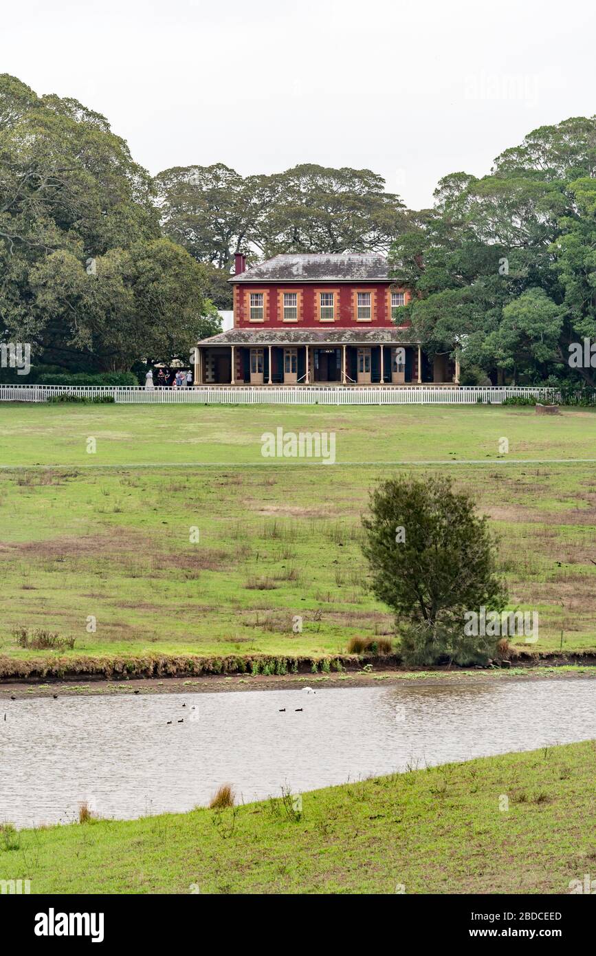 Das Tocal Homestead ist ein aus dem Jahr 1845 entworfenes, spätes Georgian/Regency Revival gerendertes Sandstock-Backstein, zweistöckiges Gehöft, mit Verandahs auf drei Seiten. Stockfoto