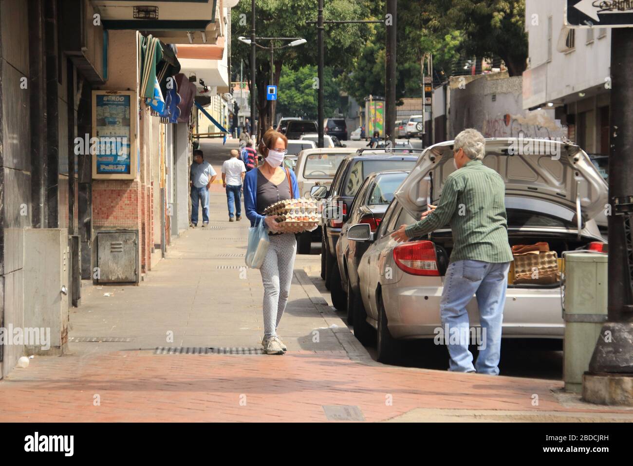 Caracas, Venezuela 31. März 2020: Menschen, die in Caracas Eier befüllen. Erhöhte Nachfrage nach Eiern in Venezuela in den letzten Wochen Stockfoto