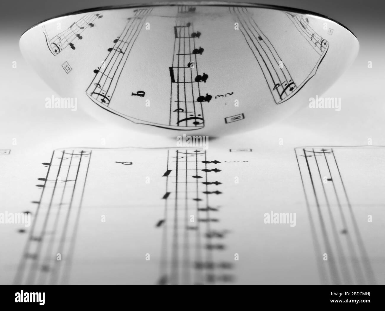 Ein Löffel zeigt die Noten von einem Notenblatt Stockfoto