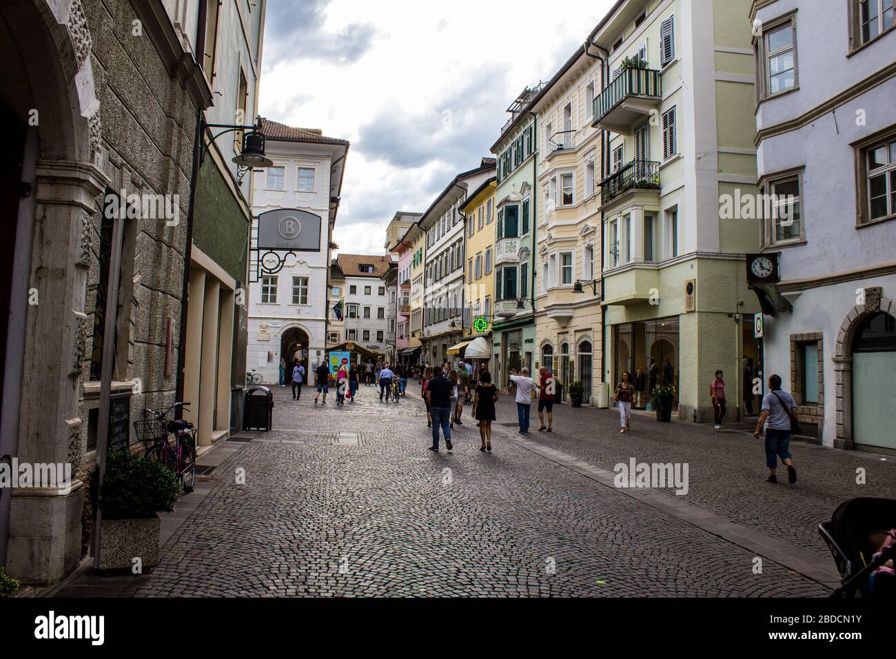 Bozen, Italien - 13. August 2019: Menschen wandern auf der Mostra-Straße, Bozen. Stockfoto