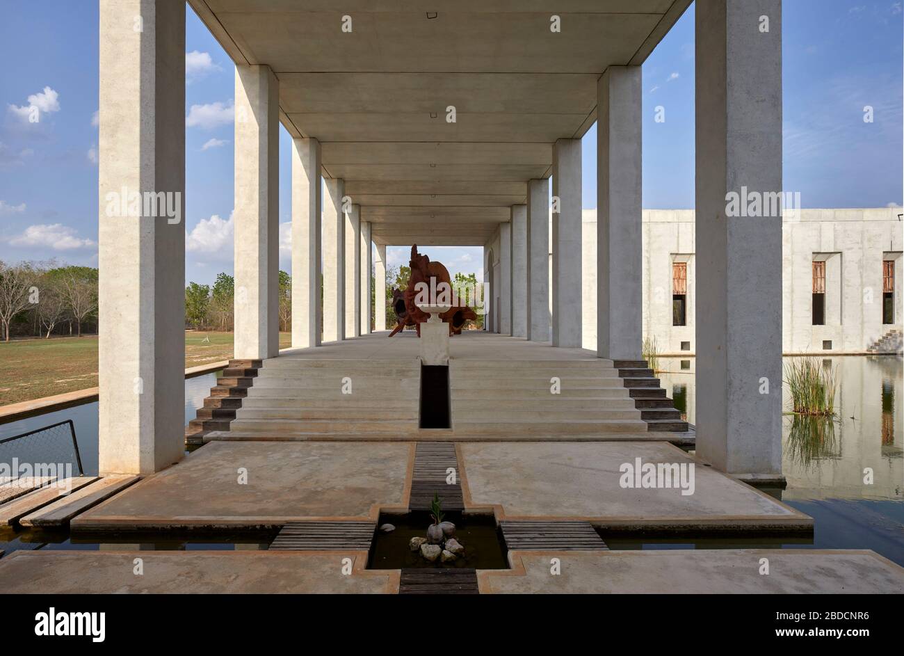 Kolonnade, umgeben von quadratischem Wasser, mit Perimetermote. Plantel Matilde, Yucatan, Mexiko. Architekt: Javier Marín und Arcadio Marín, 2020. Stockfoto