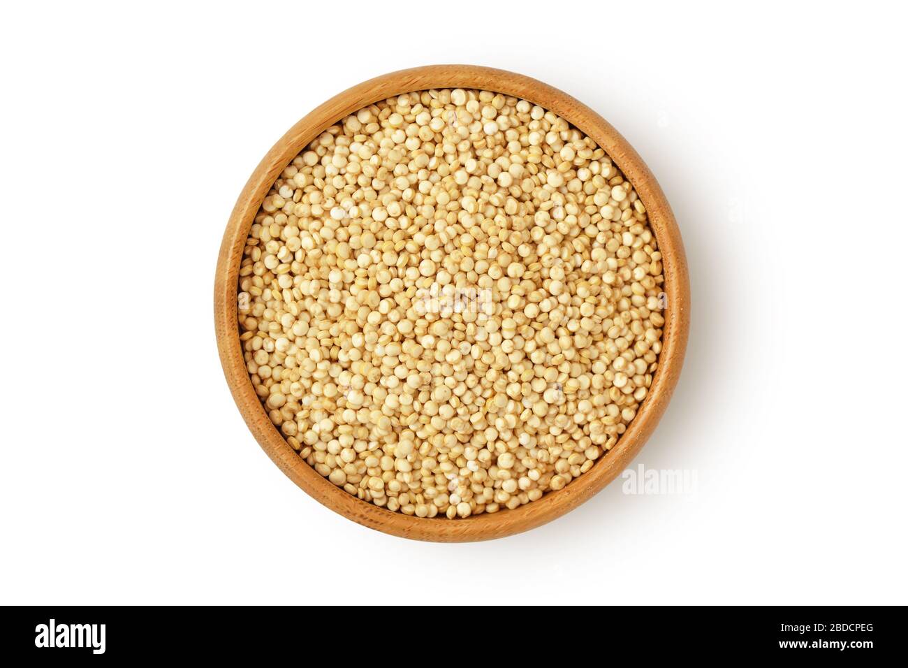 Quinoa in Holzschale auf weißem Grund Stockfoto