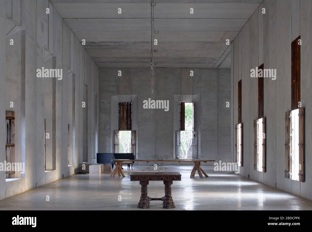 Großer Saal mit Stahlbeton. Plantel Matilde, Yucatan, Mexiko. Architekt: Javier Marín und Arcadio Marín, 2020. Stockfoto