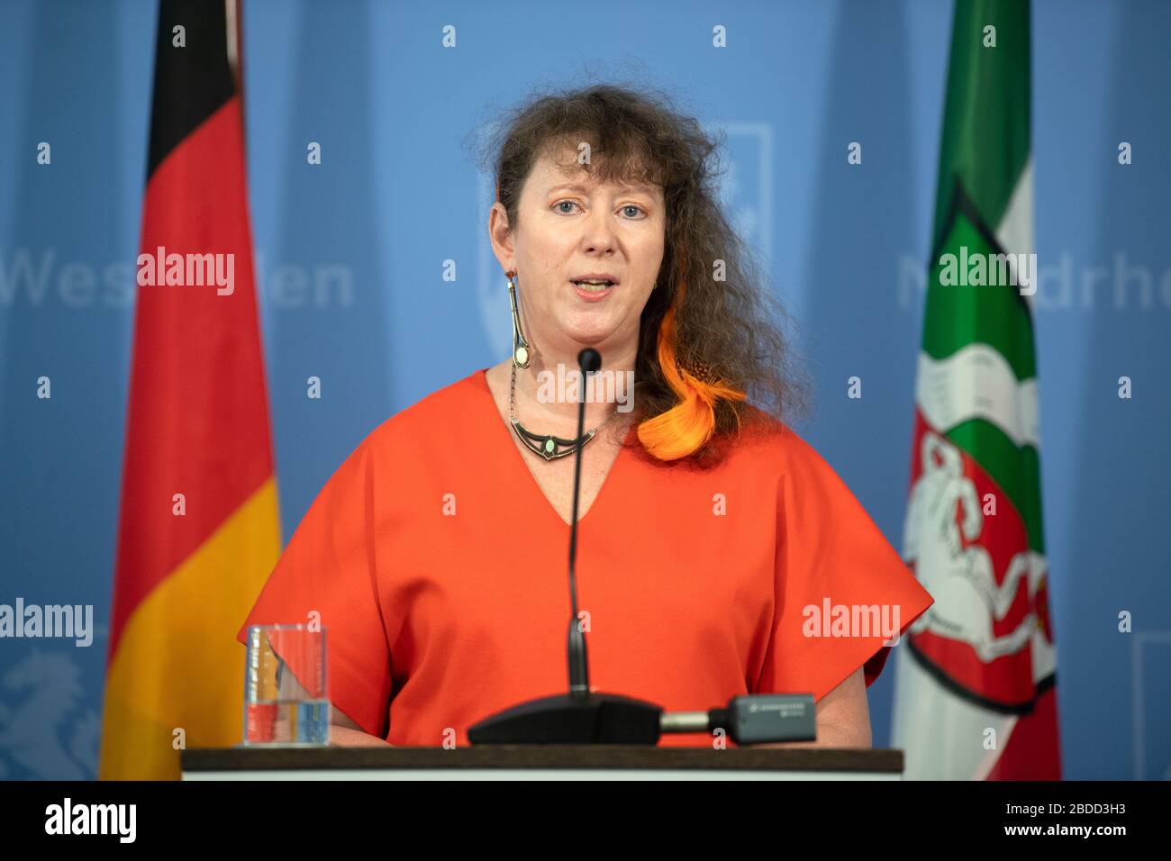 Düsseldorf, Deutschland. April 2020. Andrea Milz (CDU), Staatssekretärin für Sport und Volunteerismus, spricht während einer Pressekonferenz. Die Landesregierung wird über die aktuelle Situation und Maßnahmen im Rahmen der Corona-Pandemie berichten. Kredit: Federico Gambarini / dpa / Alamy Live News Stockfoto