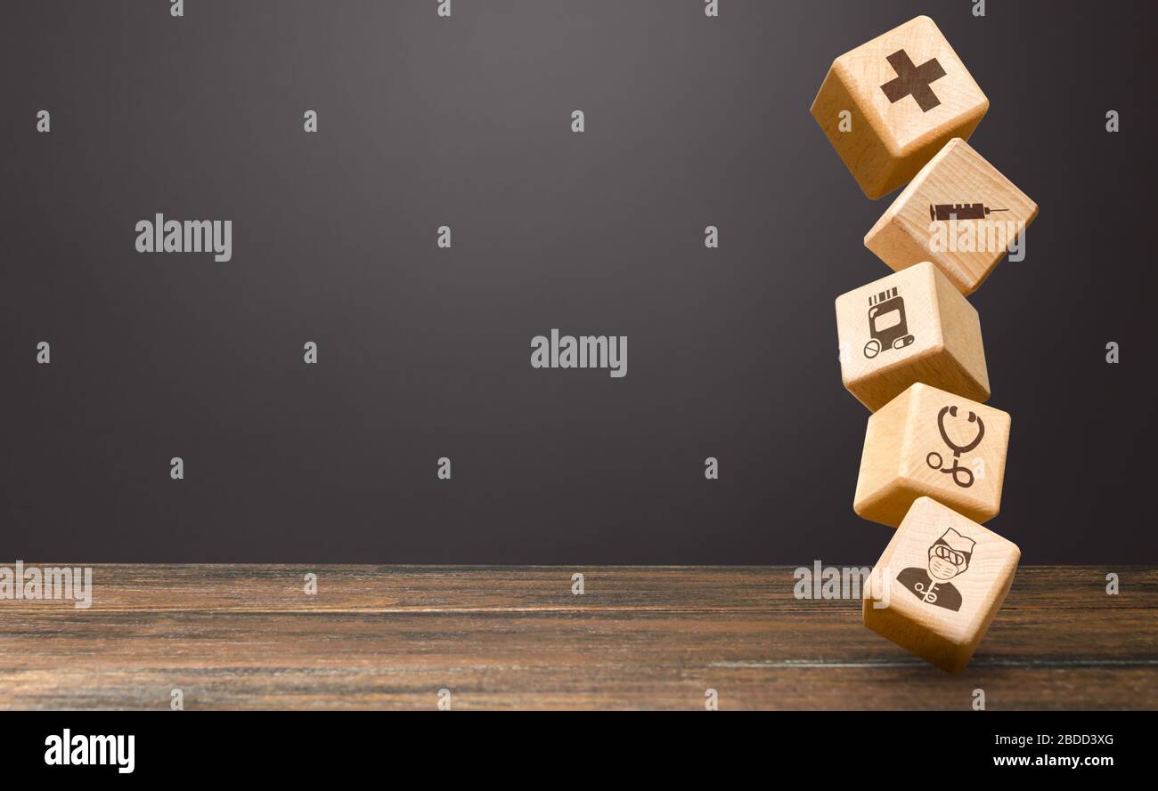 Turm von Blöcken mit Symbolen für medizinische Attribute. Bereitstellung von medizinischem Versorgungsmaterial in Pandemie. Entsendung der humanitären Hilfe, Spezialisten, um c zu stoppen Stockfoto