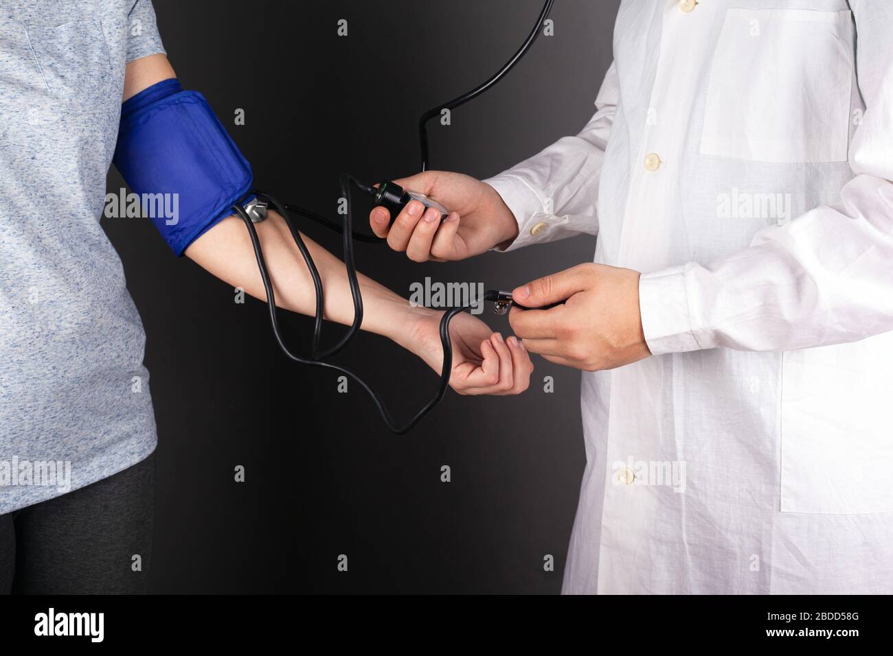 Der Arzt prüft den Druck des Patienten. Medizinische Untersuchung. Stockfoto