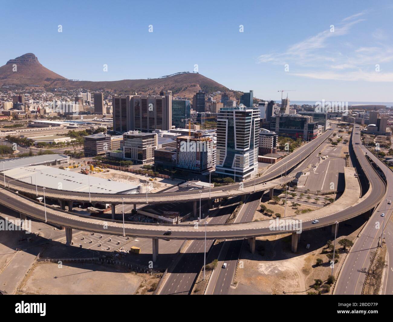 April 2020 - Kapstadt, Südafrika: Luftbild über Kapstadt während der Covid-19-Sperre mit leeren Straßen Stockfoto
