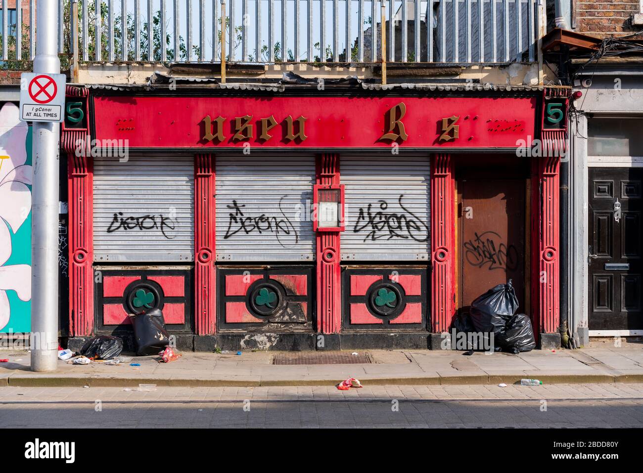 Bar und Müll in der Straße, Dublin City, Irland, sind geschlossen. Stockfoto