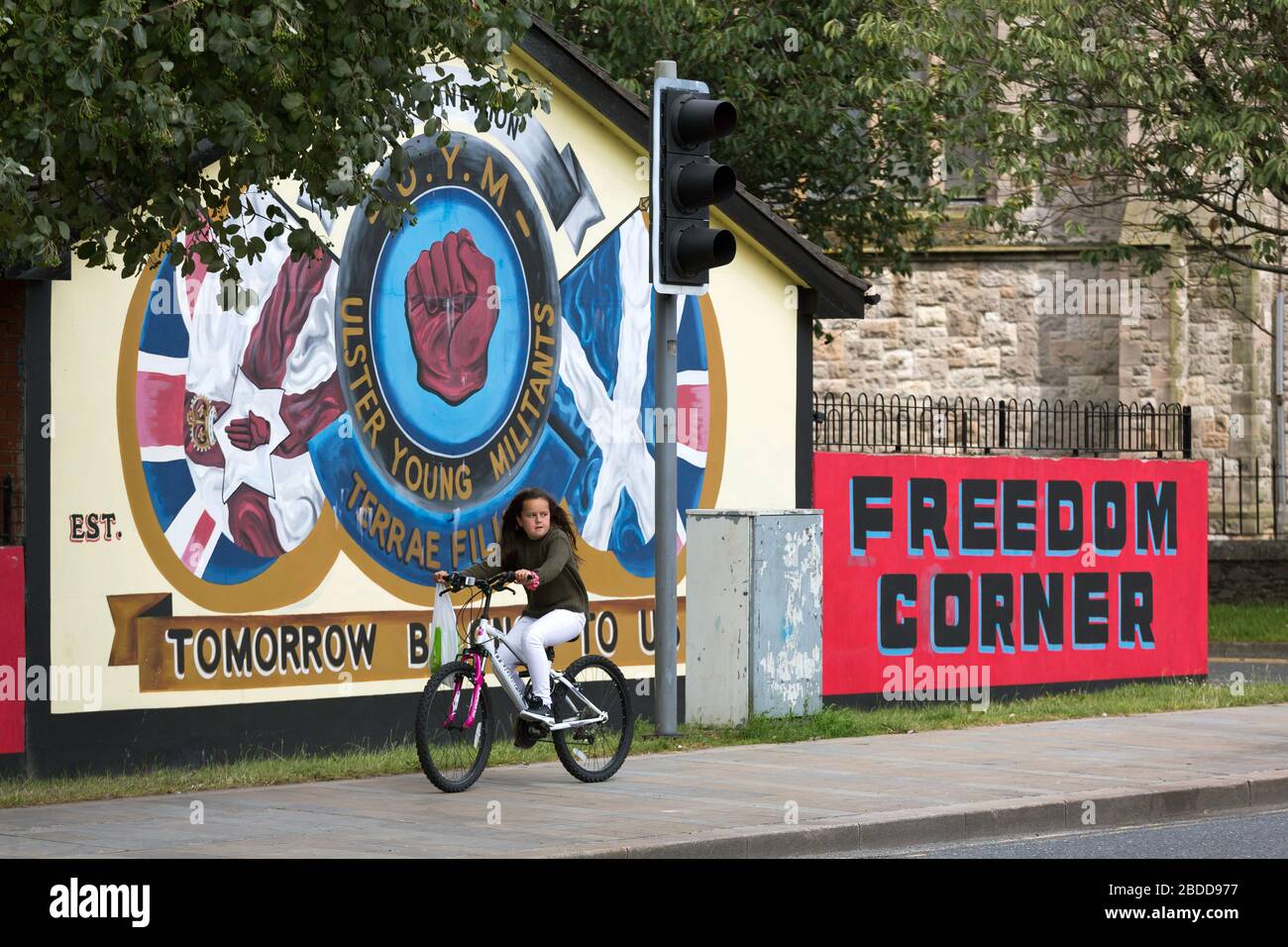 15.07.2019, Belfast, Nordirland, Großbritannien - politisches Wandbild, das sich den Ulster Young Militants, UDA/UFF Youth Wing, Newtownards Road, widmet Stockfoto