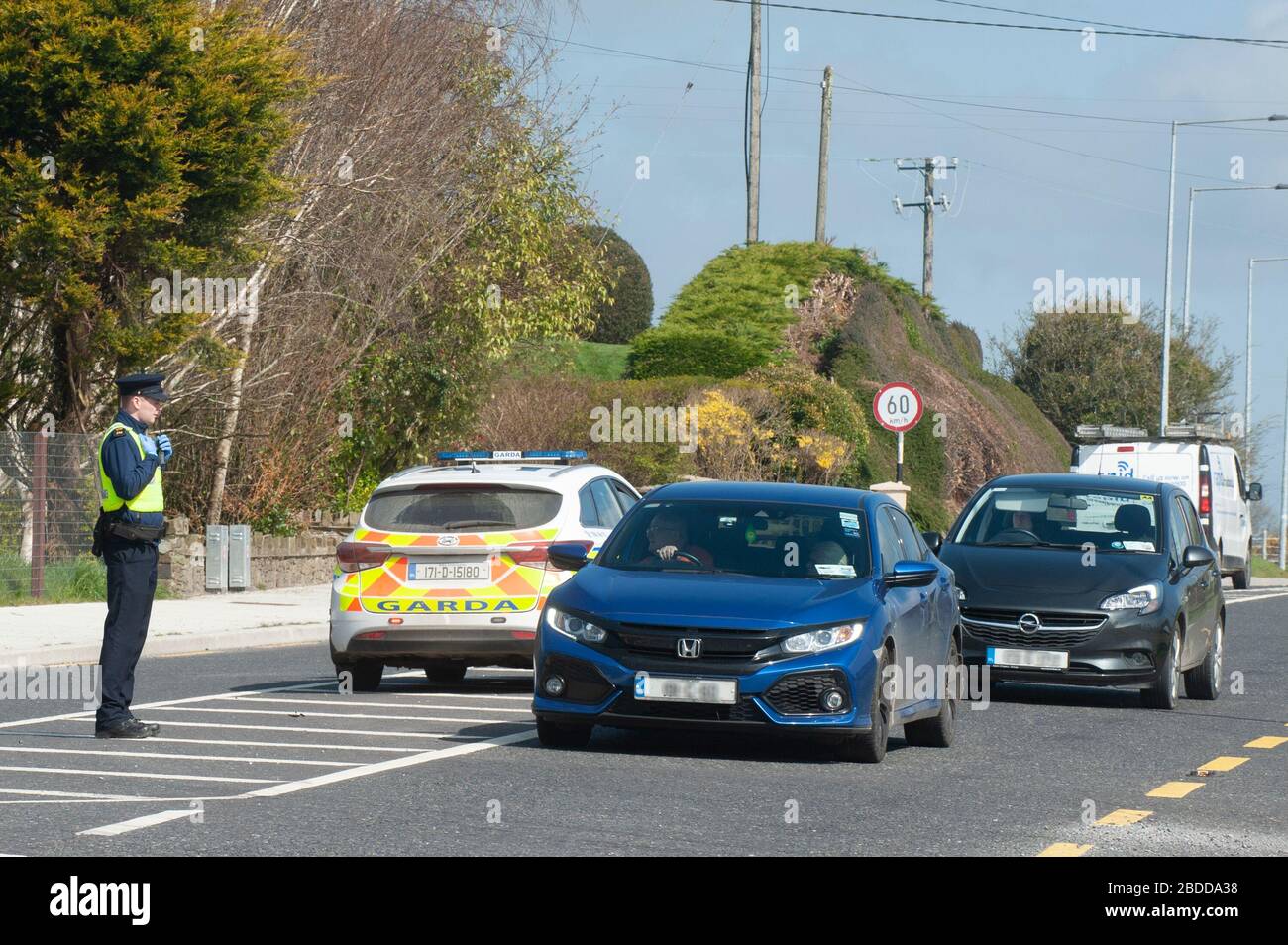 Clonakilty, West Cork, Irland. April 2020. Gesundheitsminister Simon Harris TD hat gestern Abend eine Gesetzgebung unterzeichnet, die Gardai mehr Macht inmitten der Covid-19-Pandemie geben soll. Das neue Gesetz ermöglicht es gardai, die Öffentlichkeit zu verhaften, wenn Menschen unnötiger Reisen sind. Der Gardasee hat mehr Straßensperren über das Osterwochenende versprochen, da es erwartet wird, dass die Menschen in Ferienhäuser und Wohnwagenparks reisen. Ein Garda begeht heute Morgen den Checkpoint auf der Clonakilty nach Bandon Road. Quelle: AG News/Alamy Live News Stockfoto