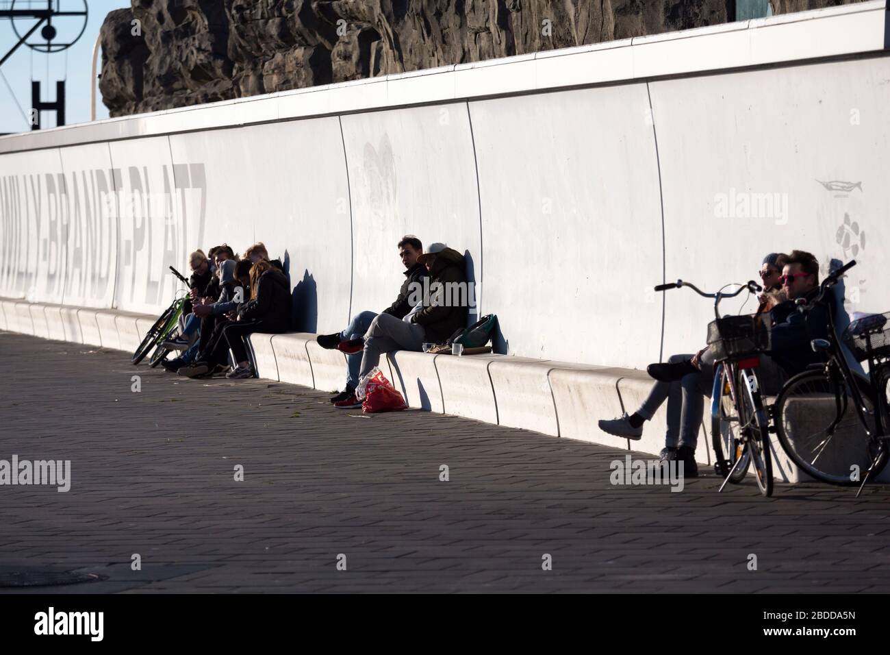 22.03.2020, Bremen, Bremen, Deutschland - Sonnenuntergang an der Wesermünde in die Nordsee, einige halten die von Corona angebotene Distanz, andere nicht Stockfoto