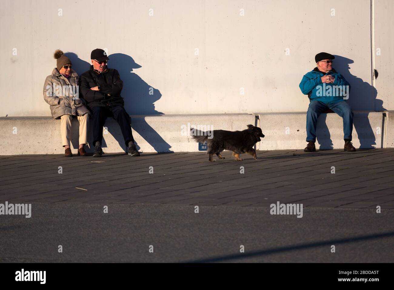 22.03.2020, Bremen, Bremen, Deutschland - Rentner genießen Sonnenuntergang an der Wesermünde in die Nordsee und halten die von Coron angebotene Distanz Stockfoto