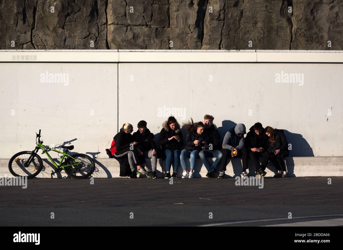 22.03.2020, Bremen, Bremen, Deutschland - Jugendliche, die an der Wesermünde in die Nordsee Sonnenuntergang genießen. ZUM ZEITPUNKT DER AUFNAHME NEIN Stockfoto