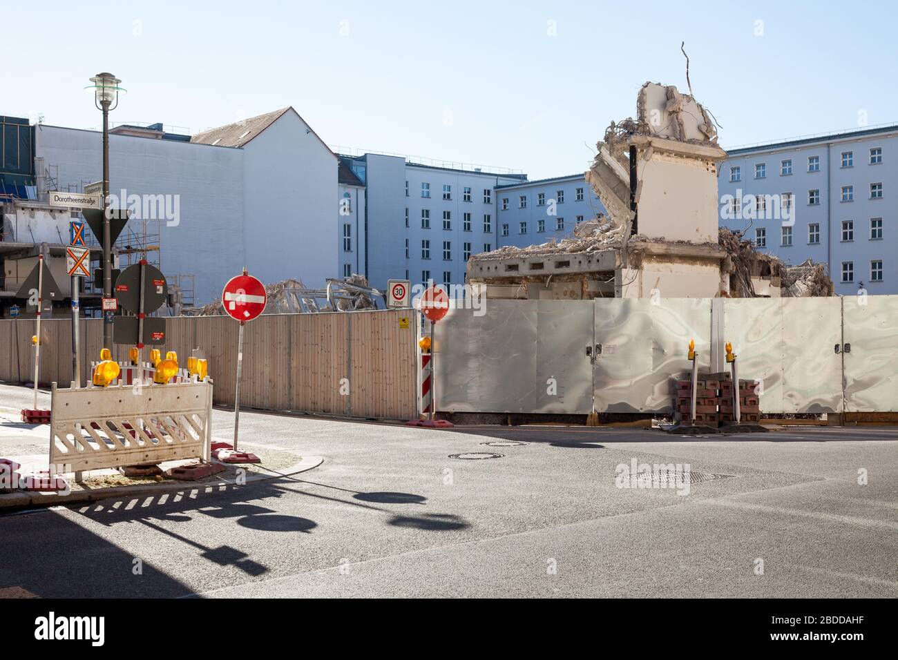 24.02.2019, Berlin, Berlin, Deutschland - Abriss eines Verwaltungsgebäudes in der Dorotheenstraße an der Ecke Schadowstraße in Berlin-Mitte. 00 Stockfoto