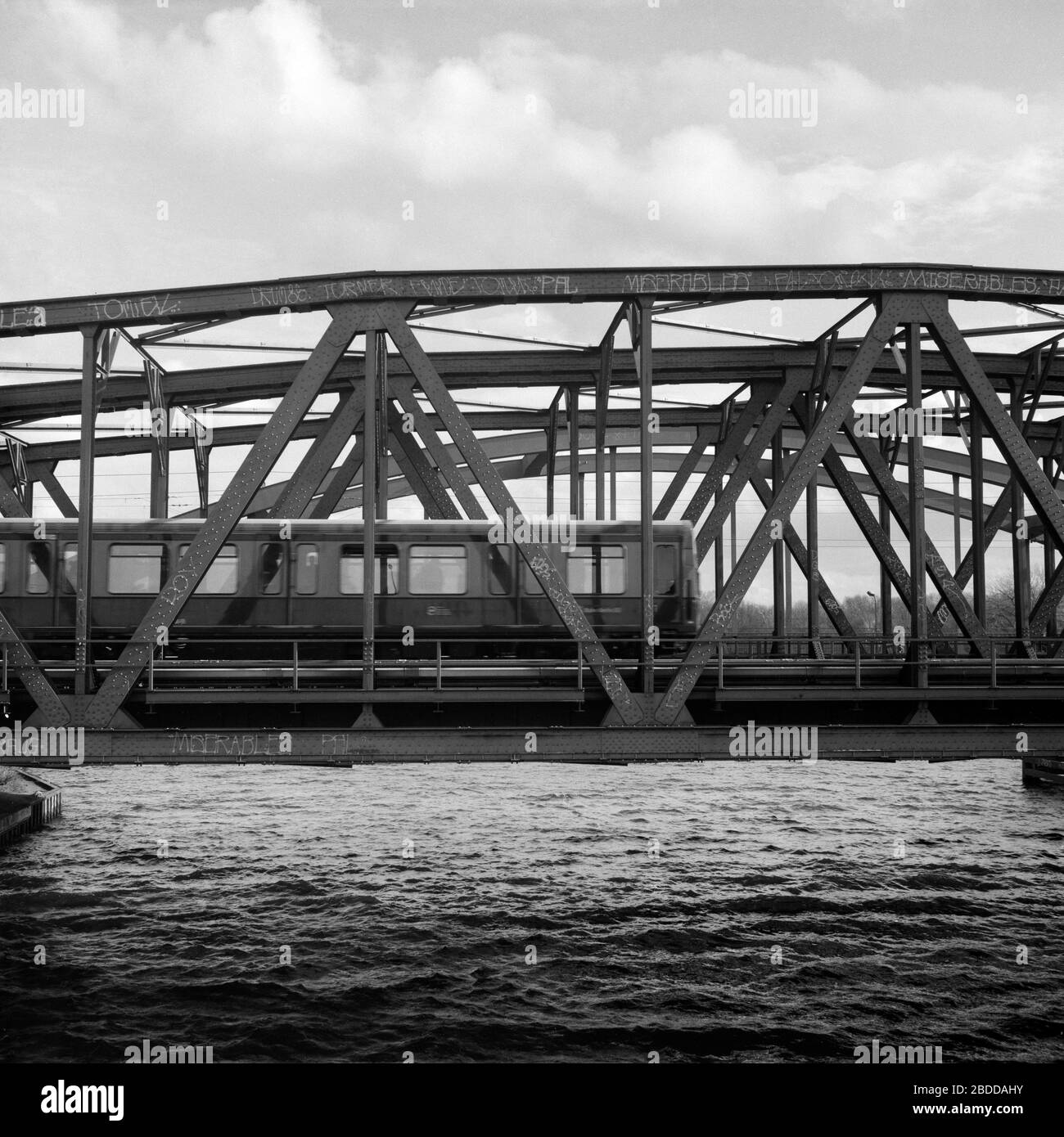 09.03.2019, Berlin, Berlin, Deutschland - S-Bahn auf der Eisenbahnbrücke über die Spree an der Elsenbrücke in Berlin-Friedrichshain. 00P190309D370CAR Stockfoto
