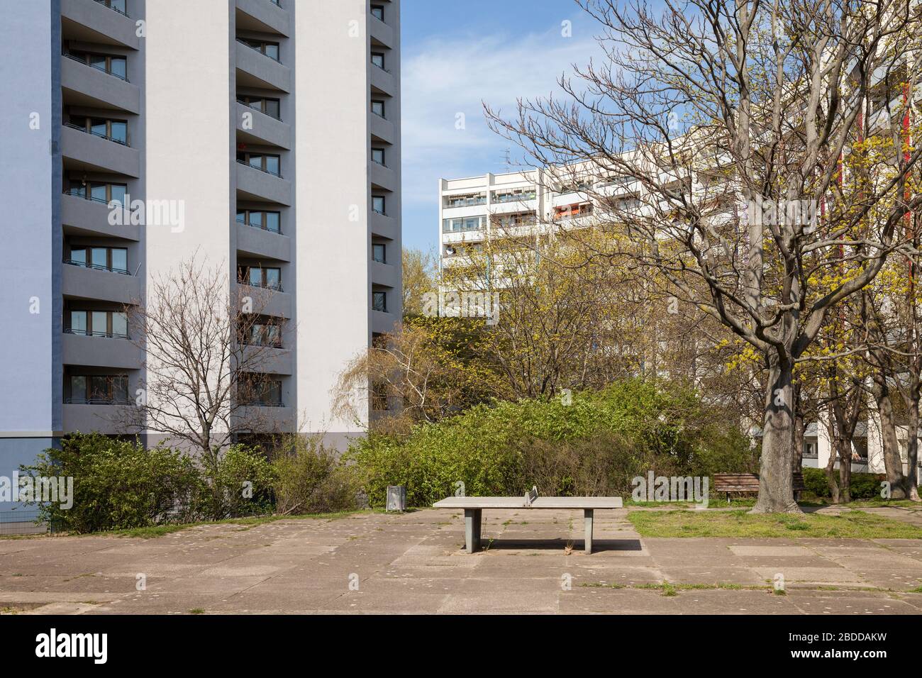 04.04.2019, Berlin, Berlin, Deutschland - Tischtennisplatten- und Plattenbauten in der Holzmarktstraße in Berlin-Mitte. 00P190404D475CAROEX.JPG [MODEL RELEA Stockfoto
