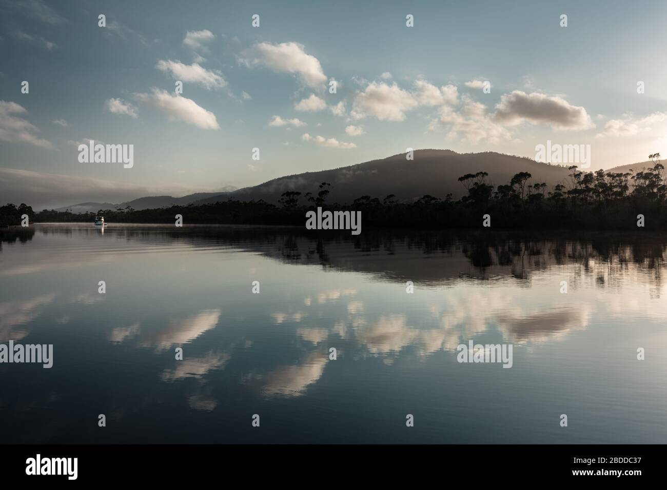 Morgendliche Reflexionen über den Huon River. Stockfoto