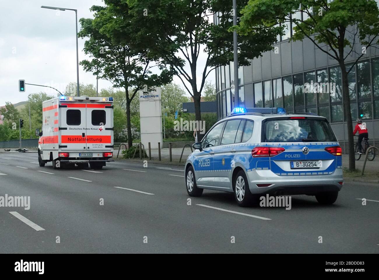 30.04.2018, Berlin, Berlin, Deutschland - Rettungswagen des Deutschen Roten Kreuzes und Polizeiwagen im Einsatz. 00S180430D369CAROEX.JPG [MODELLVERSION: NEIN, EIGENSCHAFT Stockfoto