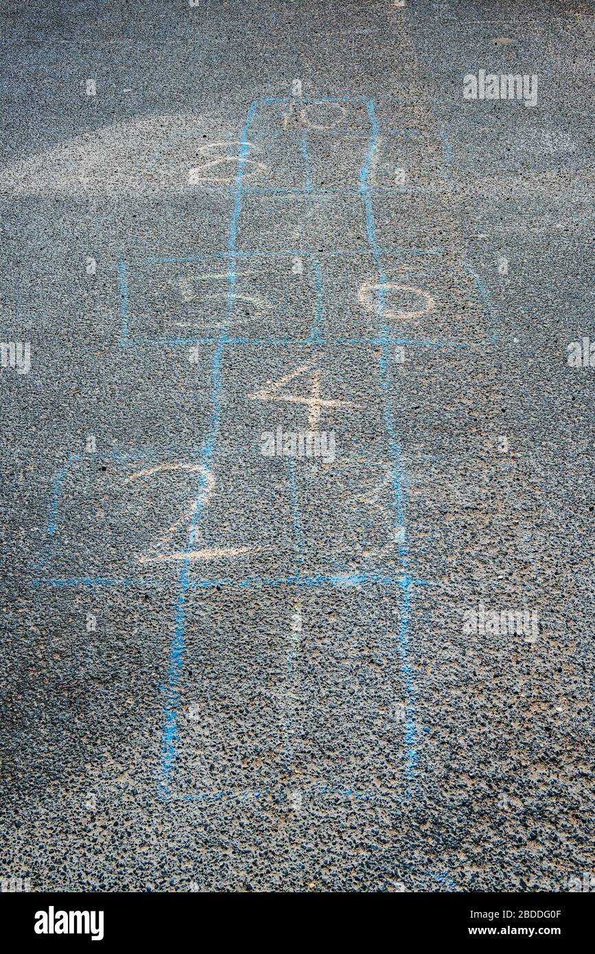 Chalk markiert für ein Spiel von Hopscotch auf dem Boden. Stockfoto