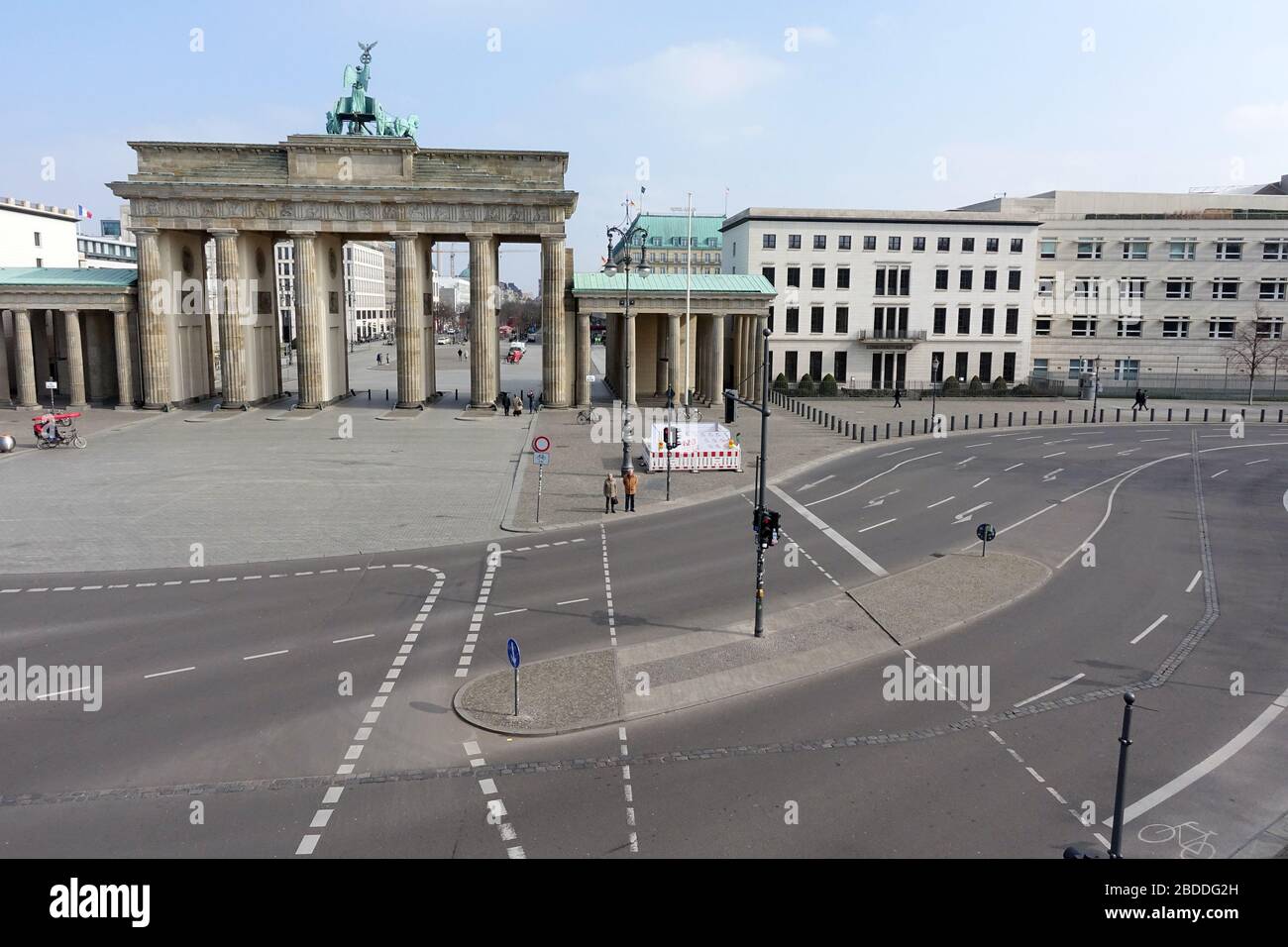 17.03.2020, Berlin, Berlin, Deutschland - Auswirkungen des Corona-Virus: Nur wenige Menschen vor dem Brandenburger Tor am Platz des 18. 00S200317D6 Stockfoto