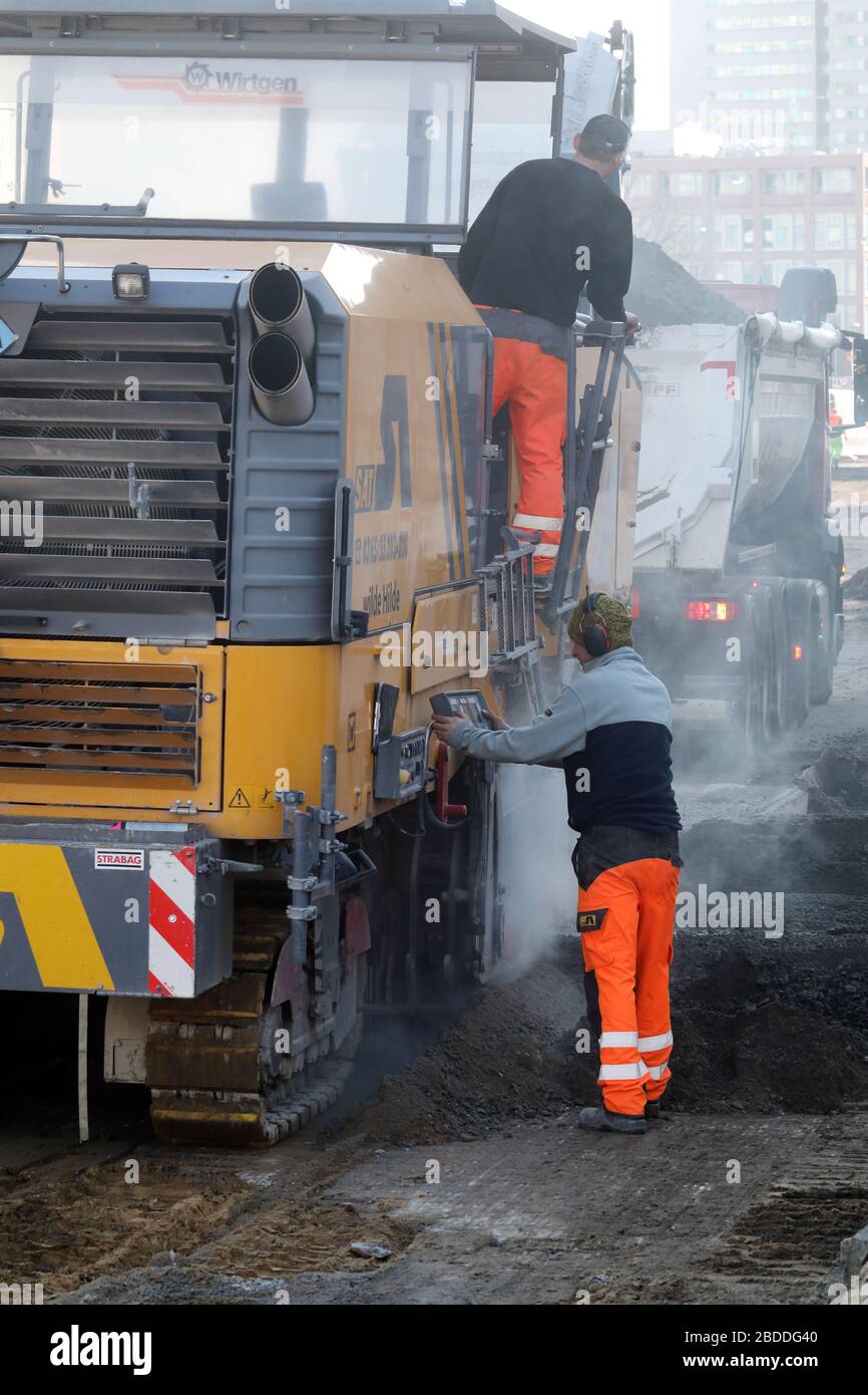 17.03.2020, Berlin, Berlin, Deutschland - die Straße ist frisch geteert. 00S200317D665CAROEX.JPG [MODEL RELEASE: NEIN, PROPERTY RELEASE: NO (c) caro images / Sorge Stockfoto