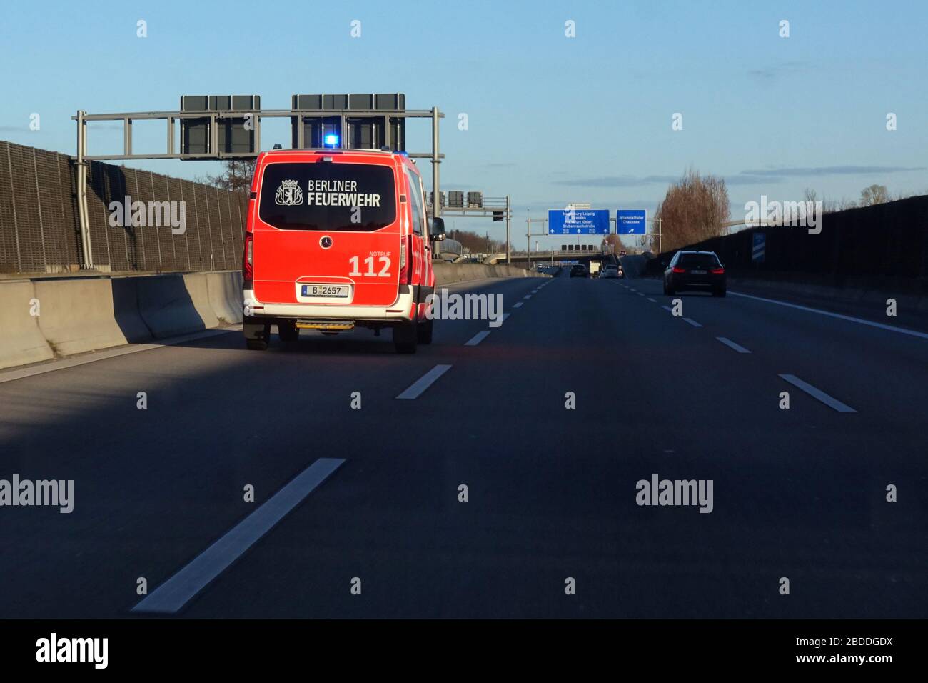 21.03.2020, Berlin, Berlin, Deutschland - Notarzt der Berliner Feuerwehr im Einsatz. 00S200321D346CAROEX.JPG [MODELLVERSION: NEIN, EIGENSCHAFT REL Stockfoto