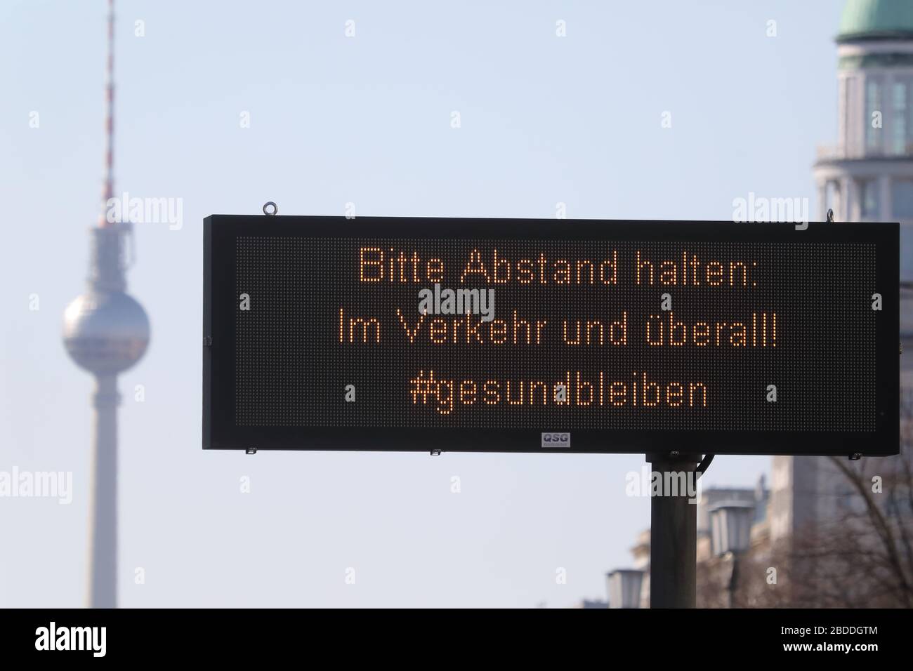 23.03.2020, Berlin, Deutschland - Hinweis zur Frankfurter Allee: Bitte Abstand halten. Im Hintergrund der Berliner Fernsehturm. 00S200323D212CA Stockfoto