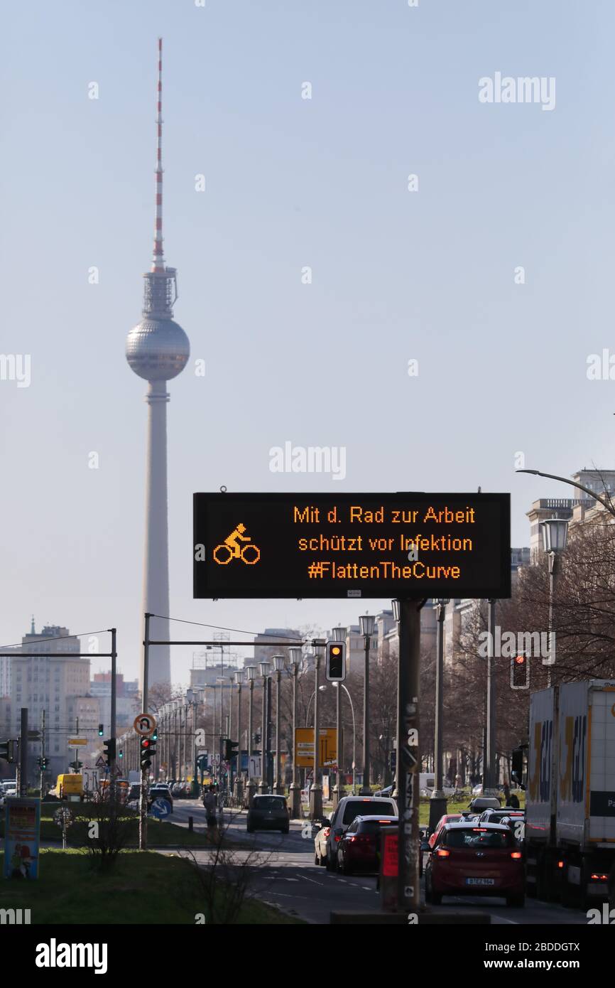 23.03.2020, Berlin, Berlin, Deutschland - Hinweis zur Frankfurter Allee: Radsport zur Arbeit schützt vor Infektionen. 00S200323D207CAROEX.JPG [MODELLVERSION: Stockfoto