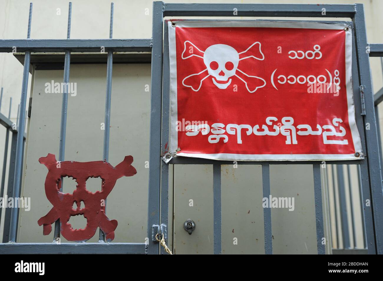 23.09.2013, Yangon, , Myanmar - EIN Warnschild mit einem Totenkopfsymbol warnt vor der Gefahr von Hochspannung. 0SL130923D001CAROEX.JPG [MODELLVERSION: NICHT AP Stockfoto
