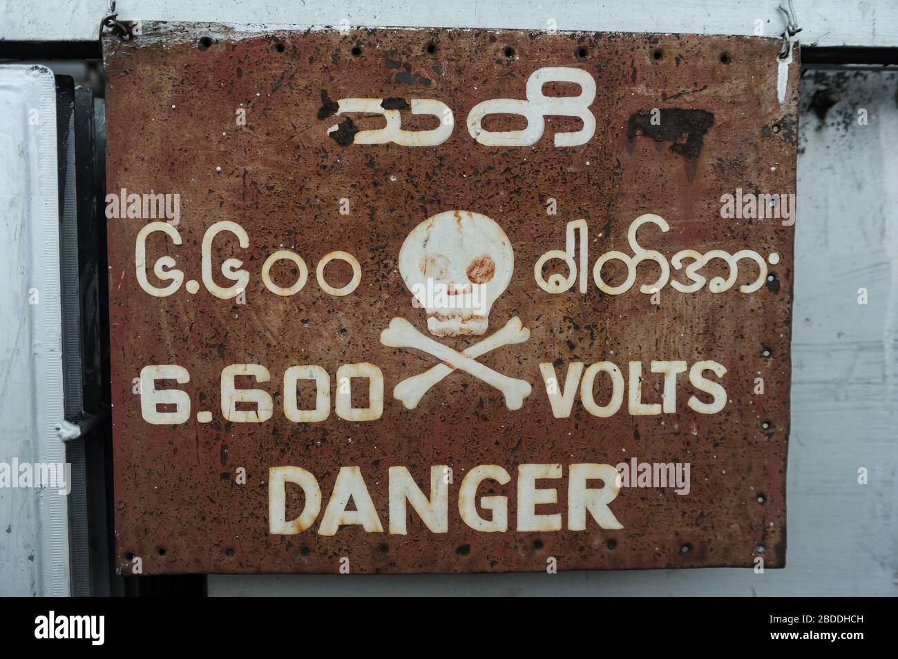28.07.2013, Yangon, , Myanmar - EIN Warnschild mit einem Totenkopfsymbol warnt vor der Gefahr der Hochspannung von 6600 Volt. 0SL130728D001CAROEX.JPG [MOD Stockfoto